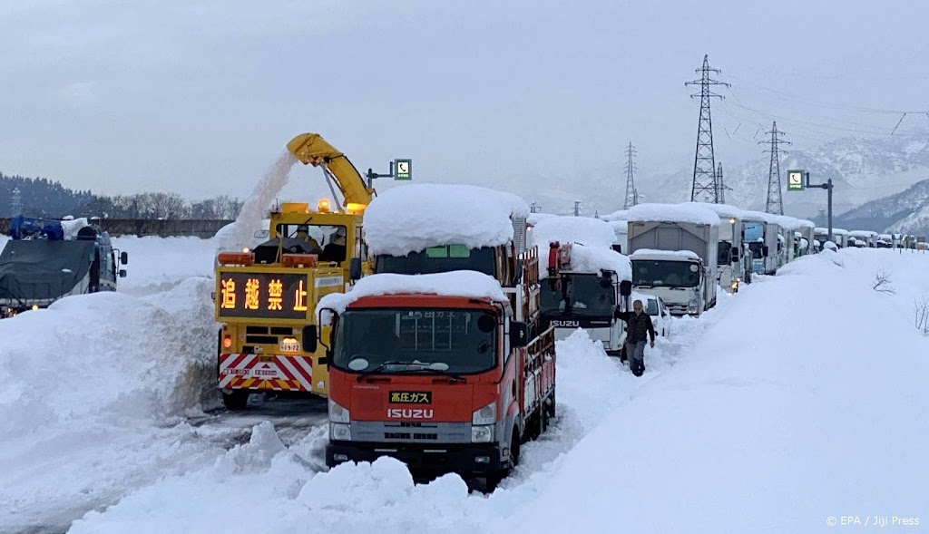 Verkeerschaos in Japan door sneeuwval