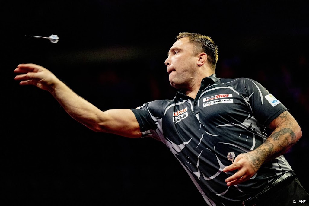 Darter Price sneuvelt op WK ondanks koptelefoon tegen Clemens