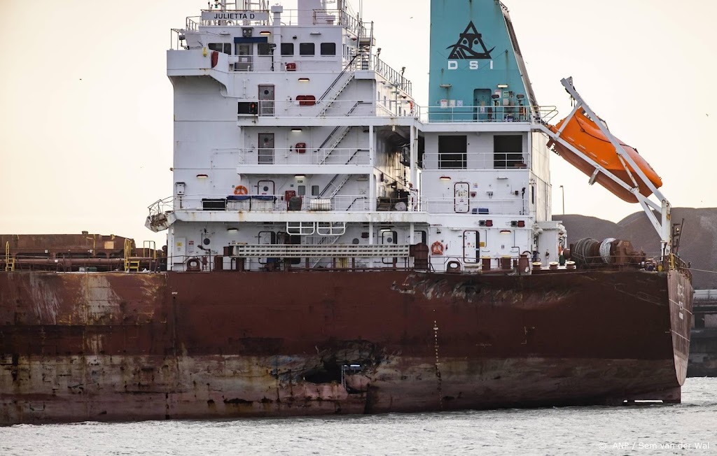 Kapitein en stuurman vast wegens verlaten stuurloos geraakt schip