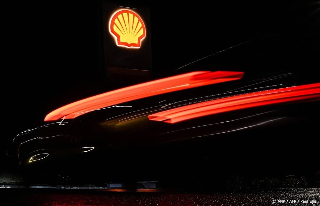 Shell ziet jaarwinst halveren na record in 2022