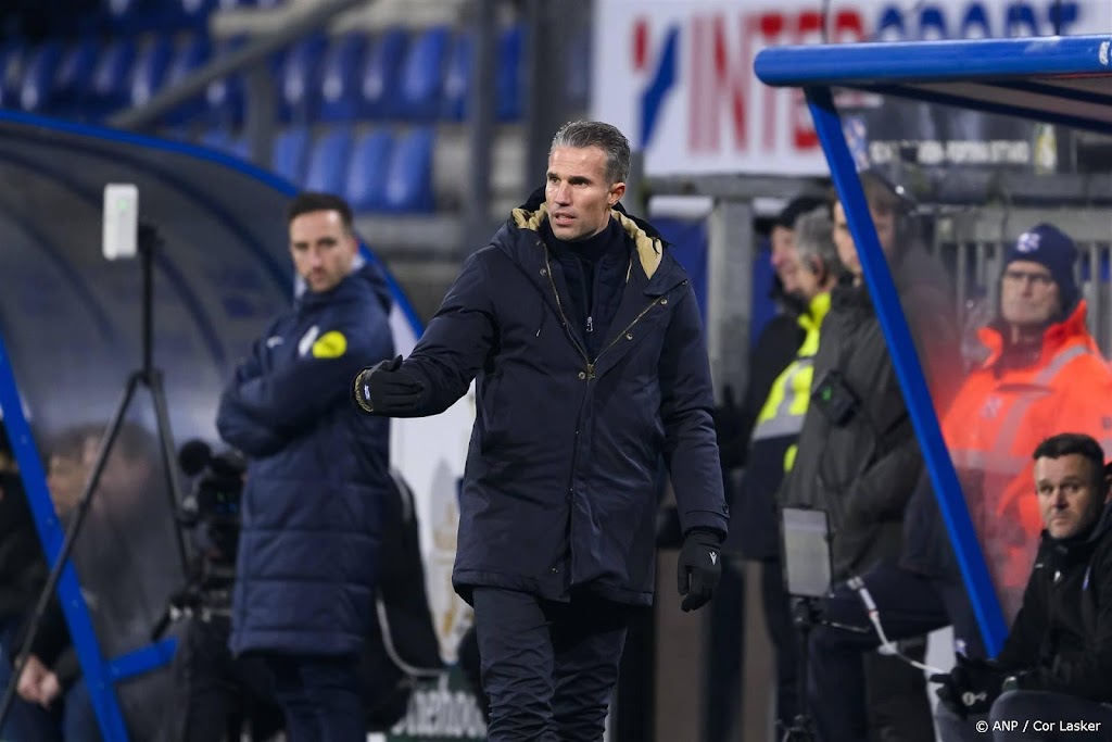 Coach Van Persie woest over man te veel bij tegenstander Fortuna