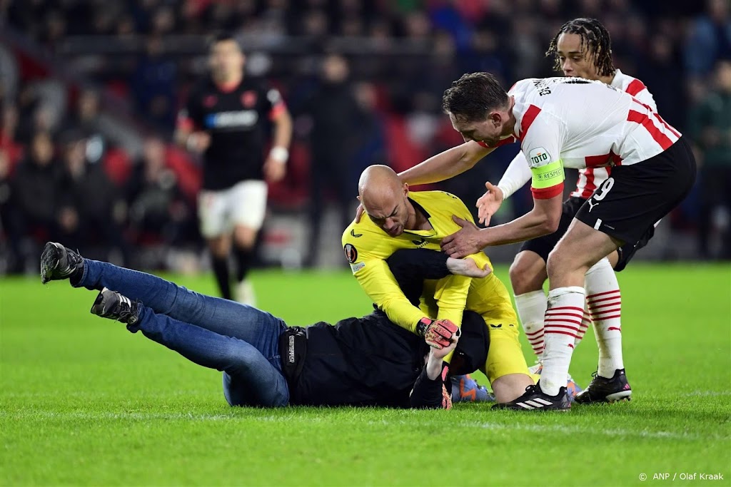 Supportersvereniging PSV stuurt Sevilla-keeper bloemen als steun