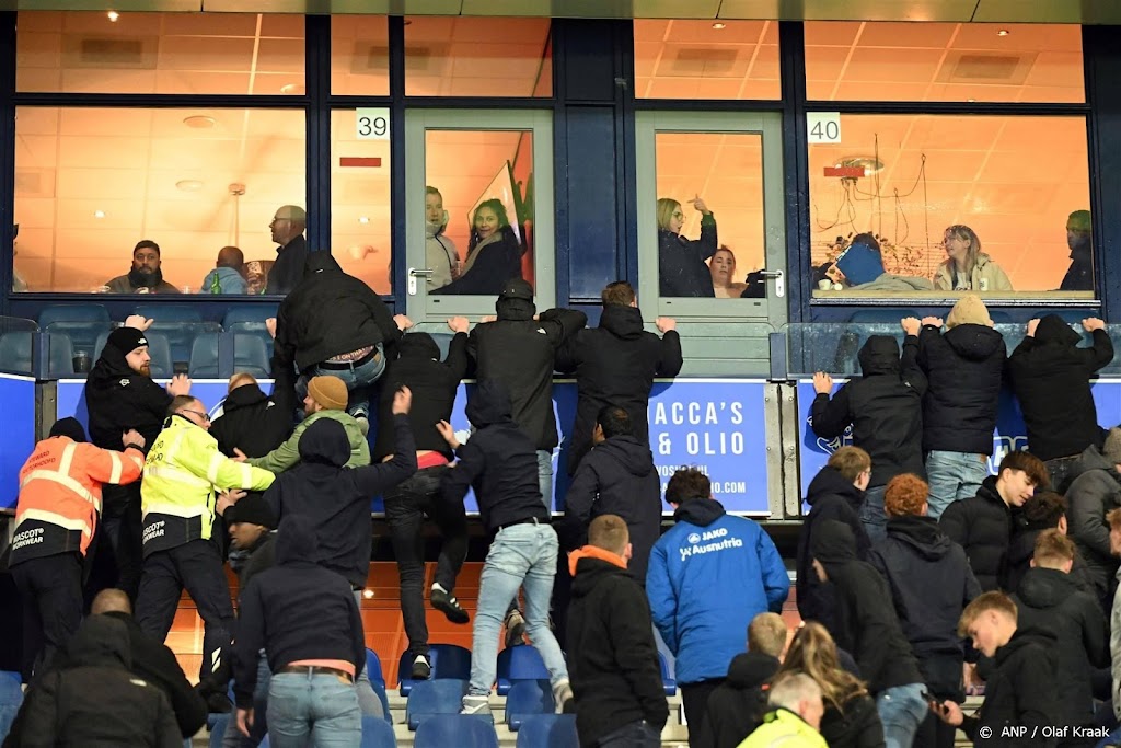 Even onrustig in hoek Abe Lenstra-stadion na zege Feyenoord