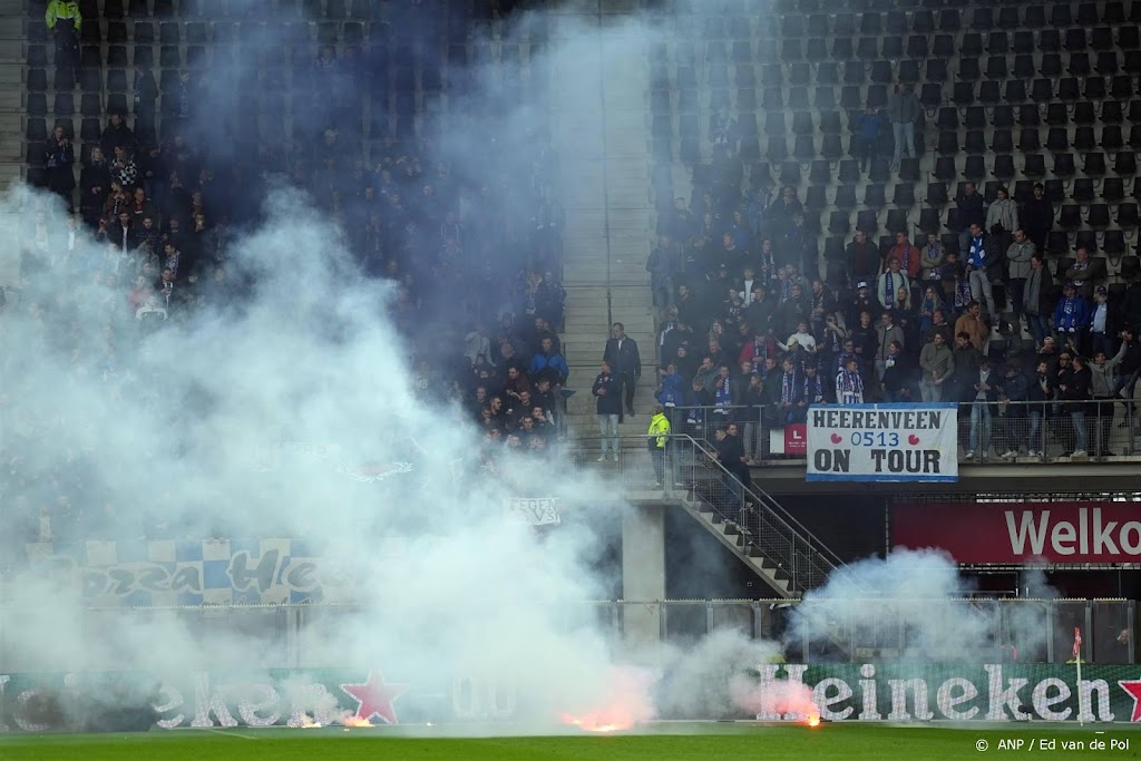 AZ - Heerenveen al snel stilgelegd vanwege vuurwerk op veld