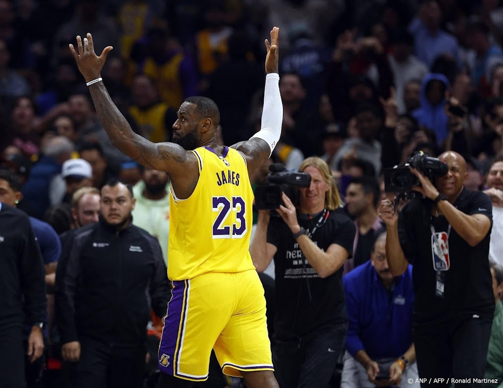 Staande ovatie voor James na negen 3-punters voor LA Lakers