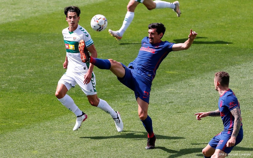 Koploper Atlético Madrid komt met de schrik vrij bij Elche