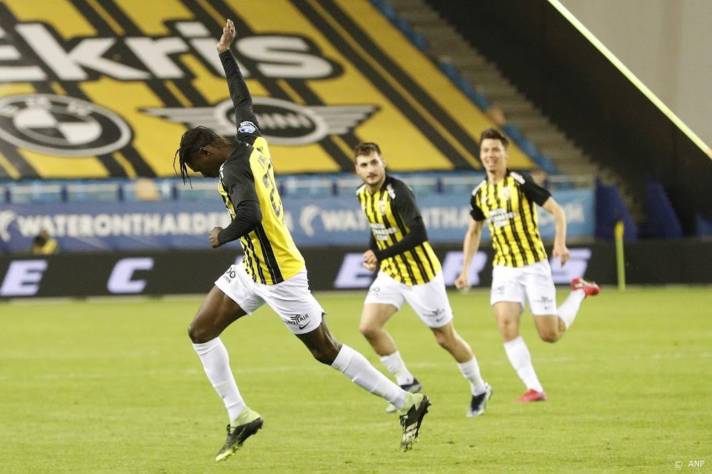 Invaller Touré helpt Vitesse in extra tijd langs PEC Zwolle