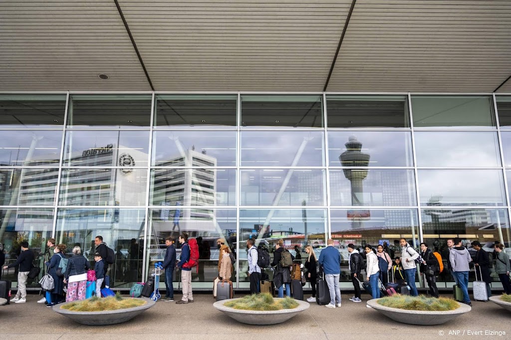 Opnieuw lange rijen verwacht op druk Schiphol