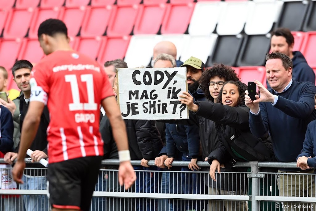 Gakpo gevleid door liederen aanhang PSV