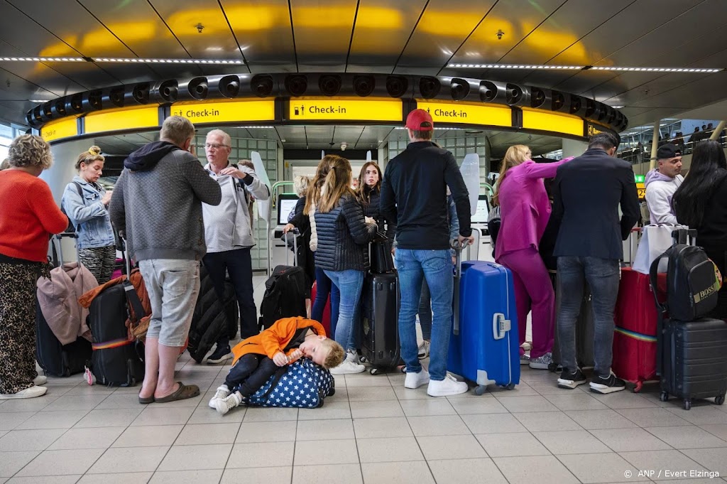 Schiphol noemt drukte na dag met lange wachtrijen 'beheersbaar'