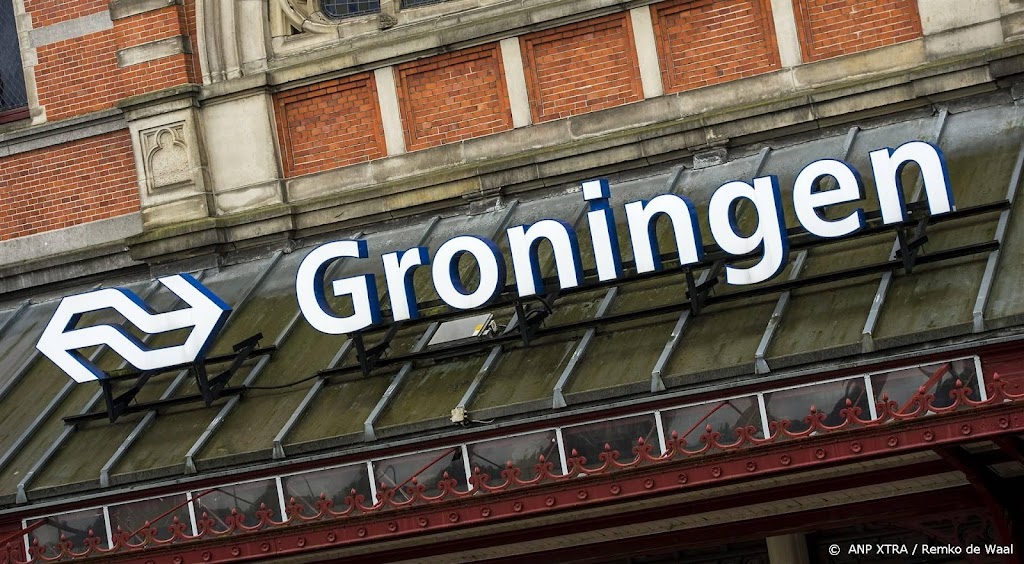Station Groningen tijdelijk ontruimd om persoon in torenkraan