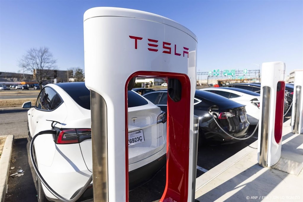 Elon Musk doekt vrijwel gehele Supercharger-laadpalendivisie op