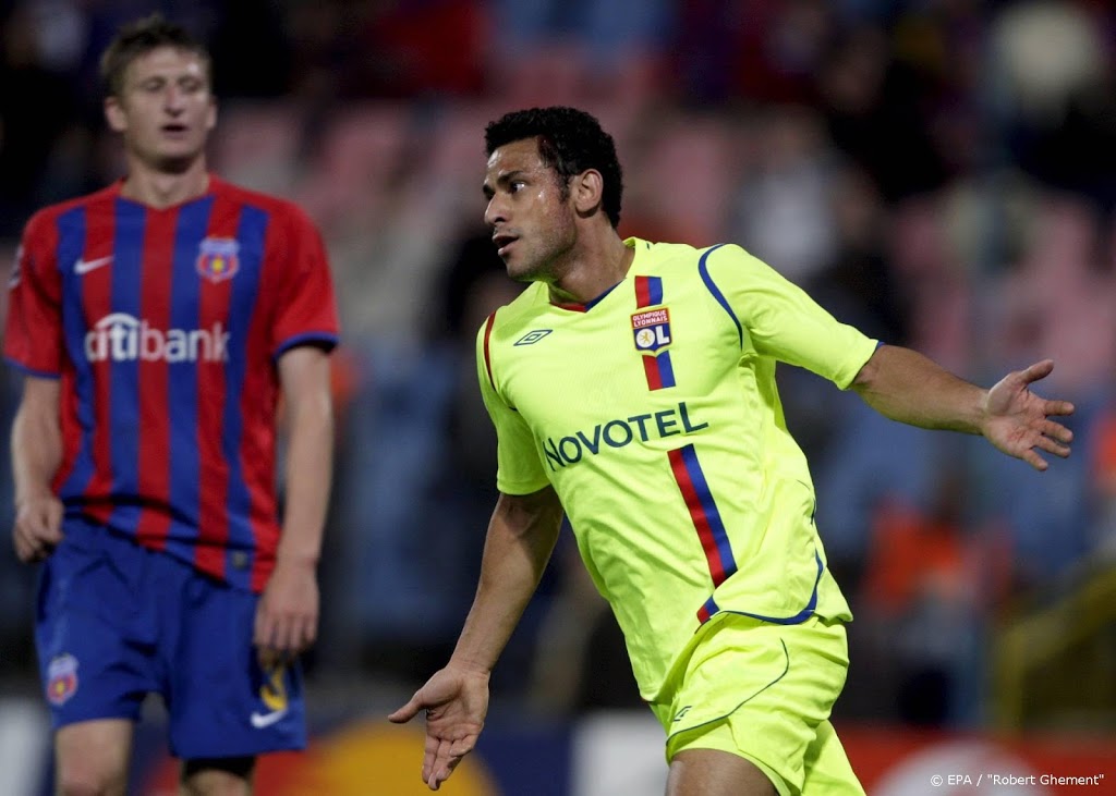 Braziliaanse voetballer Fred op de fiets naar vroegere club