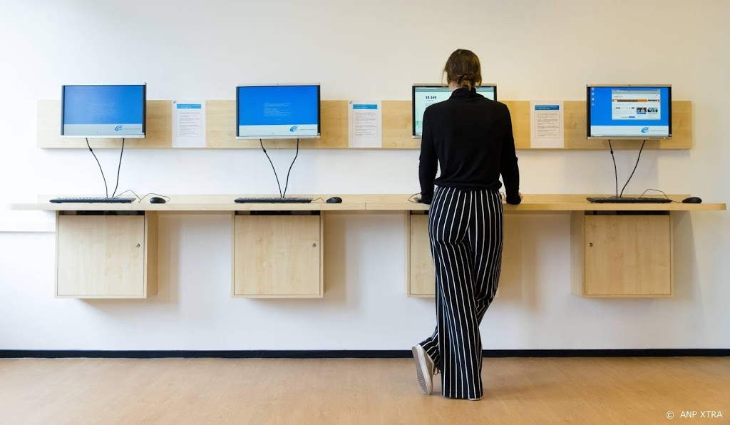 Duitse werkloosheid neemt licht af nu economie aantrekt