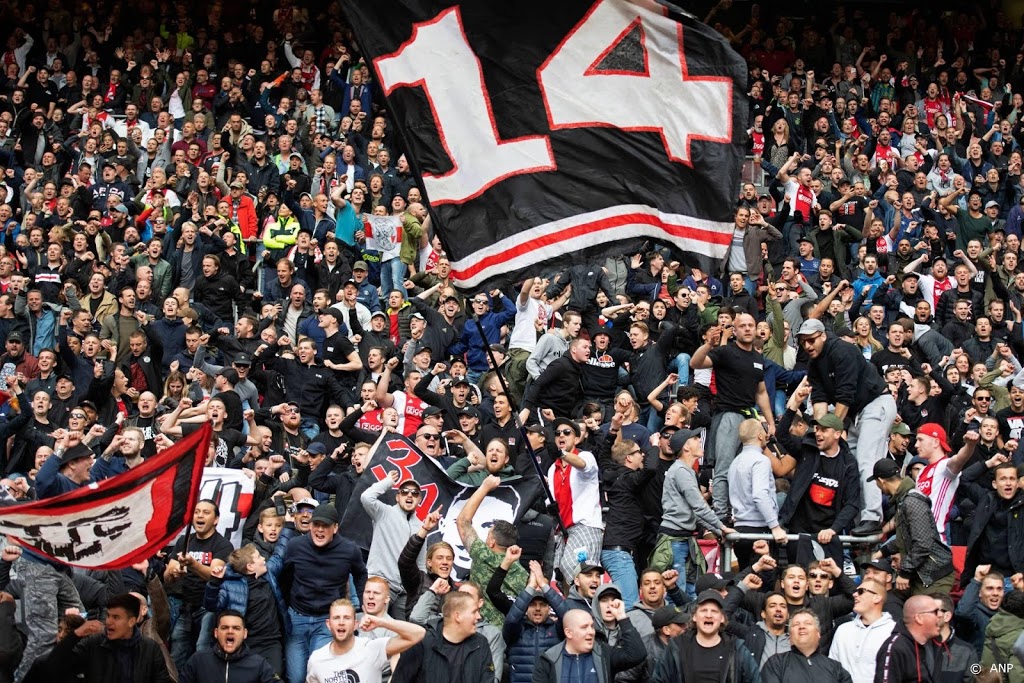 Ajax verlengt 41.000 seizoenkaarten en stopt verkoop