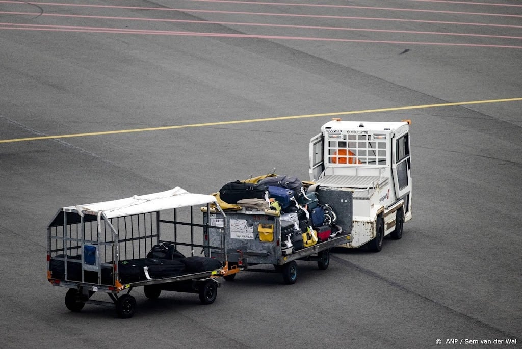 Vertraging en personeelstekort zorgen voor kofferchaos Schiphol
