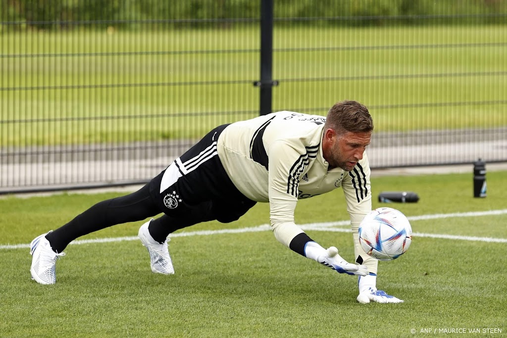 Doelman Stekelenburg haakt geblesseerd af bij Ajax
