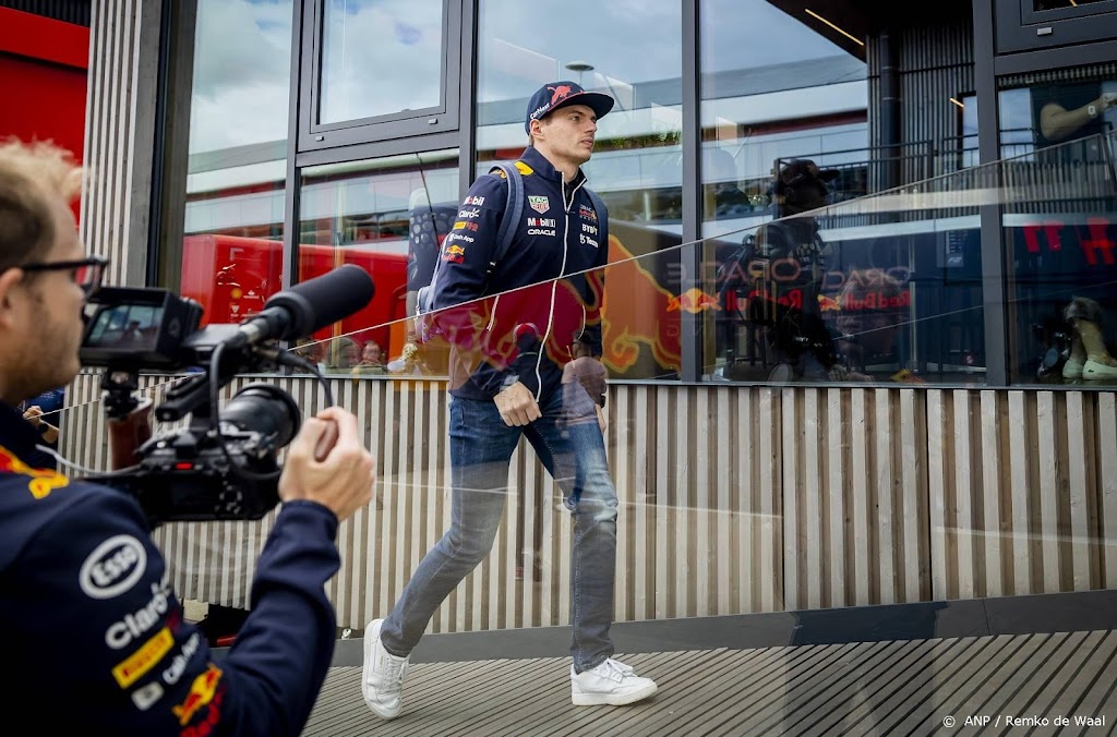 Verstappen slaat eerste training op nat Silverstone over