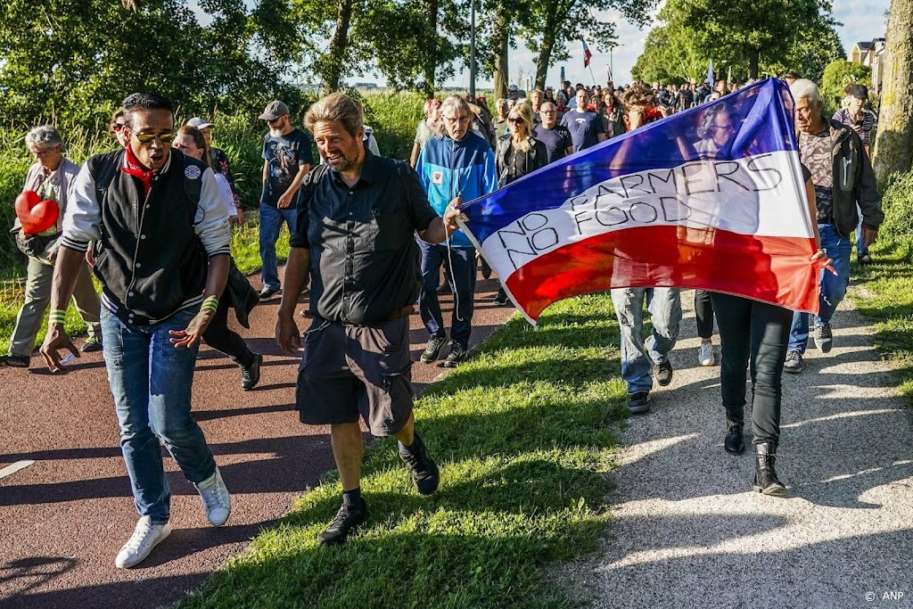 Deelnemers mars door Harderwijk steunen boeren