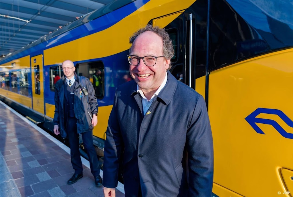 NS-baas Koolmees wil vanaf 2026 spitsheffing tegen volle treinen