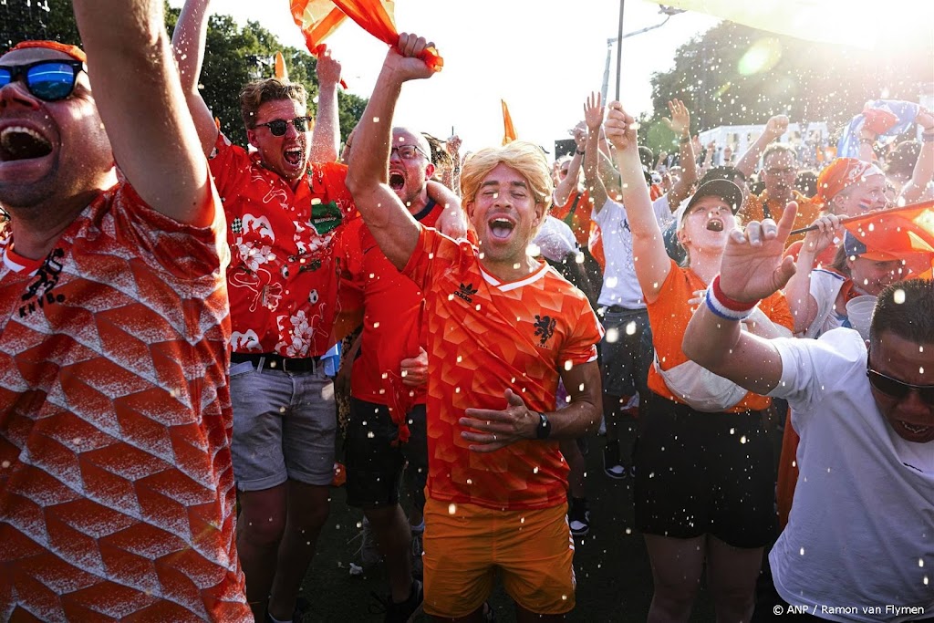 Speciale mars voor supporters van Oranje voor achtste finale EK