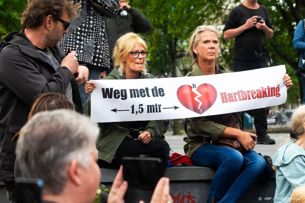 Viruswaanzin demonstreert op Malieveld in Den Haag