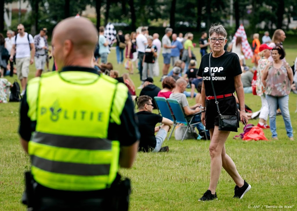 Paar honderd man bij begin demonstratie Viruswaanzin op Malieveld