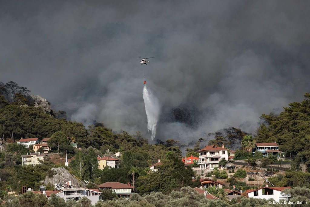 Verdere evacuaties en stijgend dodental bij bosbranden Turkije