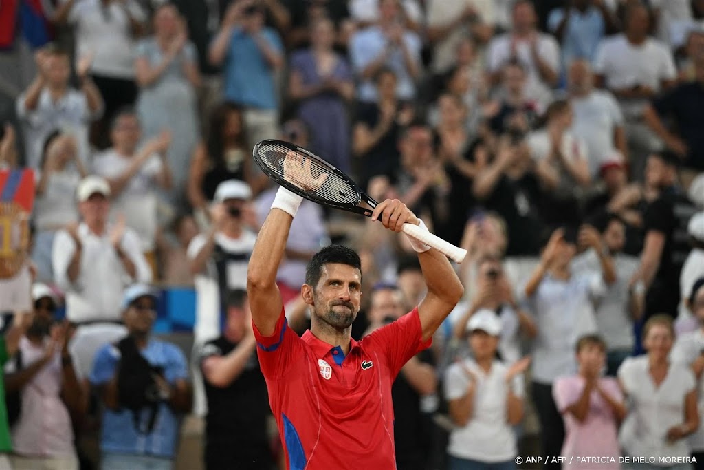 Djokovic verslaat Tsitsipas en schaart zich bij laatste vier