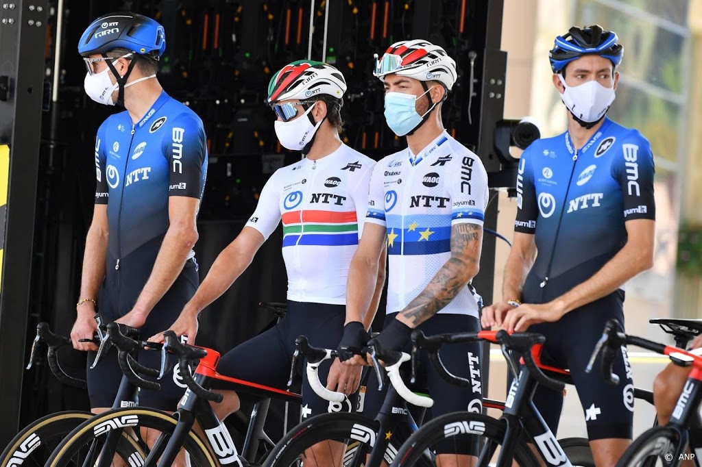 Peloton vertrokken richting eerste aankomst bergop