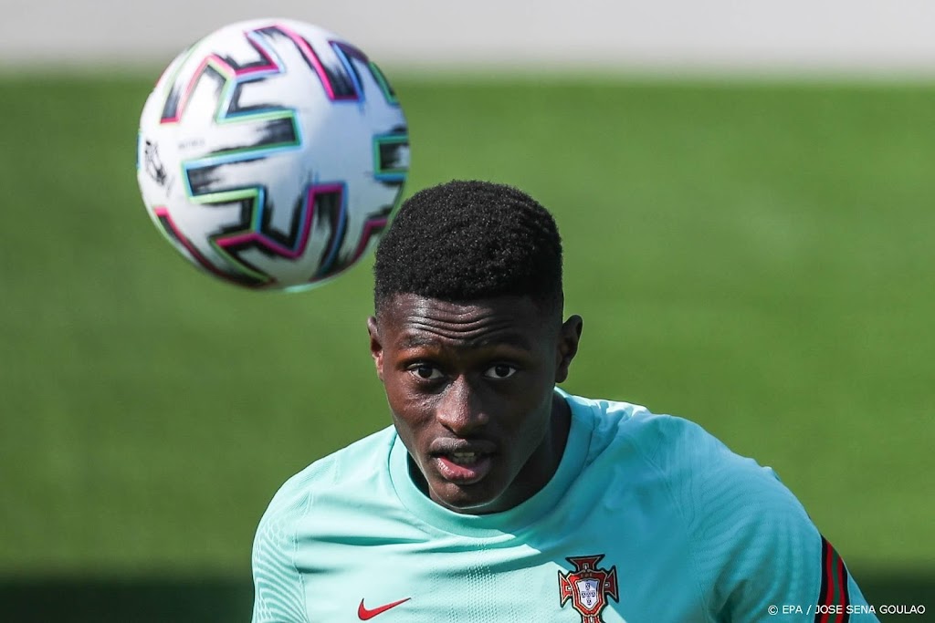 Sporting verliest talentvolle verdediger Nuno Mendes aan PSG
