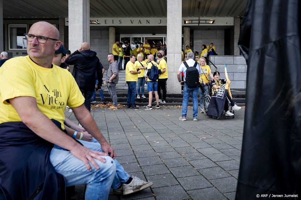 Tientallen Vitesse-fans verzamelen zich voor gerechtshof Arnhem