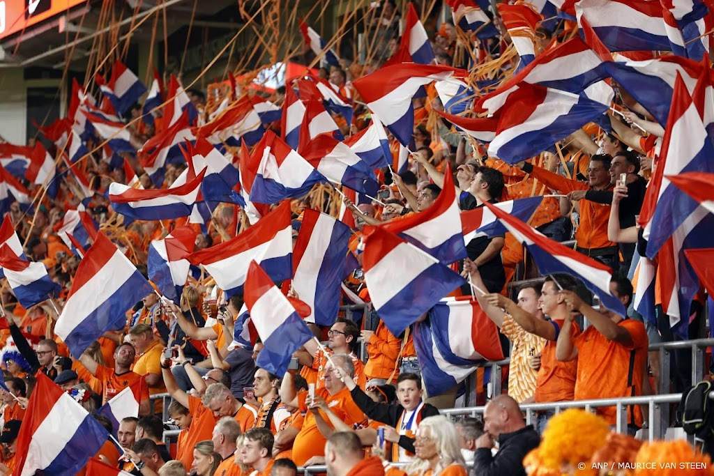 KNVB krijgt boete voor supporters op het veld bij Oranje