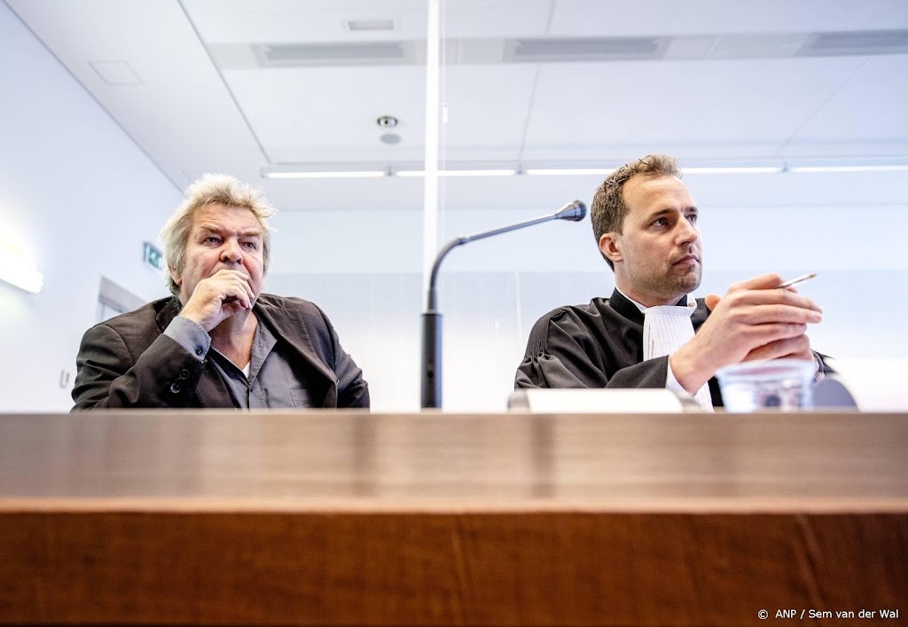 Koch en Romeyn winnen kort geding, stickers op kaft Jiskefet-boek