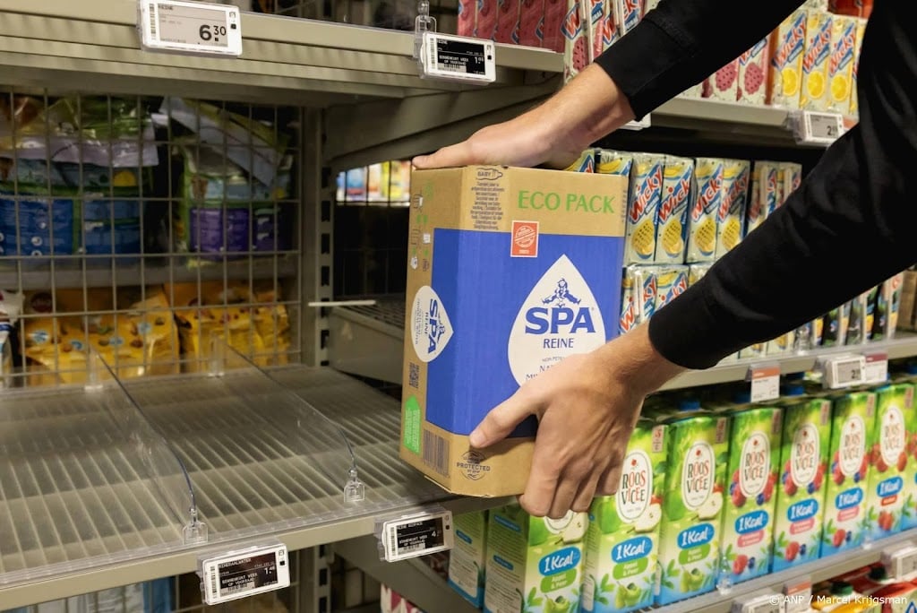 Utrechters naar de supermarkt voor flessenwater door vervuiling