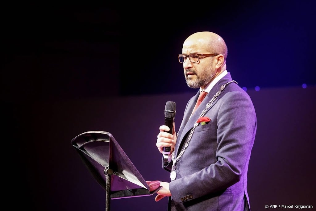 Marcouch roept na 'haatdaad' op queervlag te hijsen