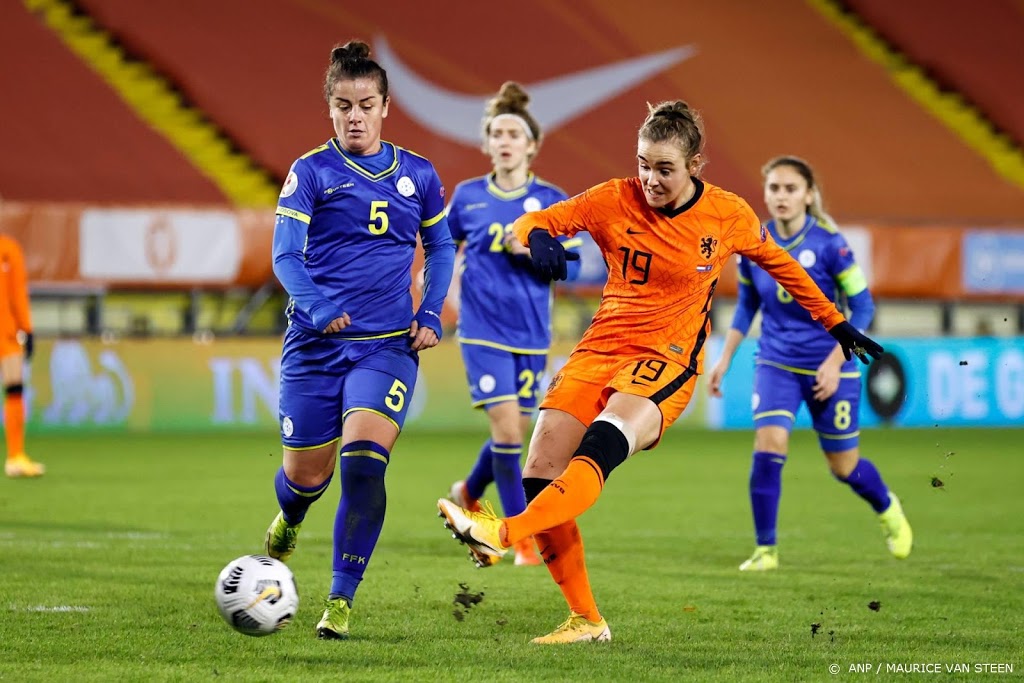 Voetbalsters pas na de rust trefzeker tegen Kosovo: 6-0