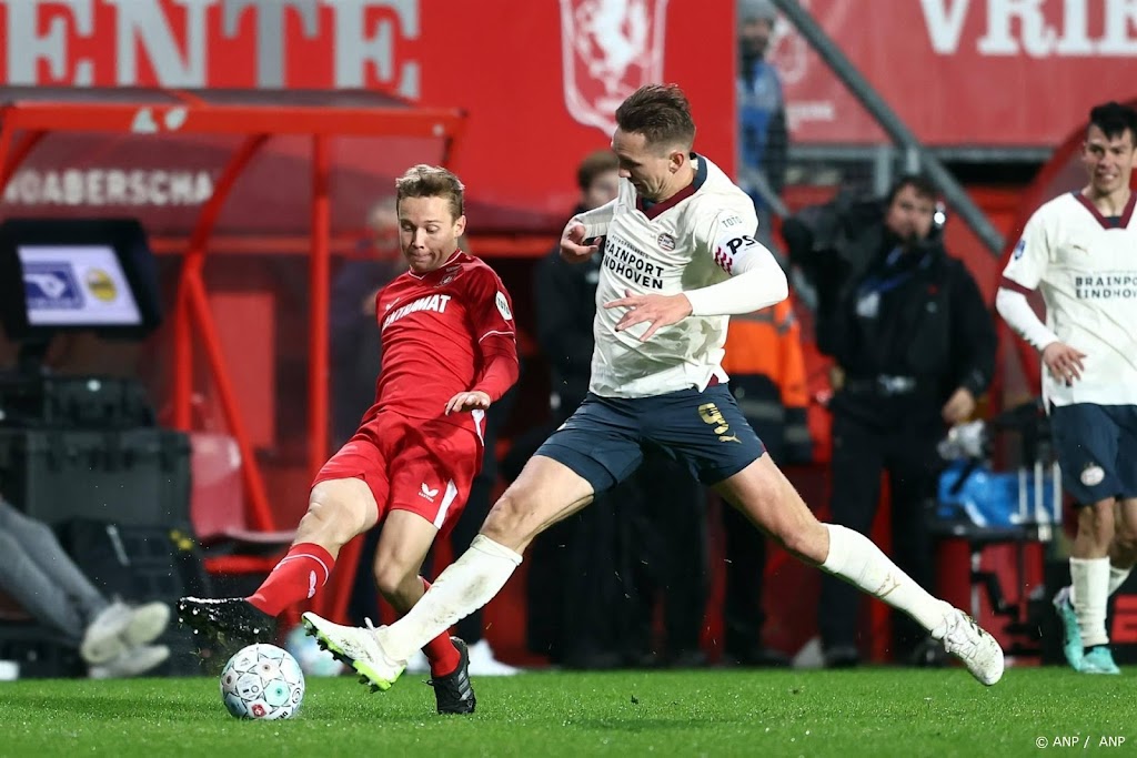 FC Twente verlengt contract van middenvelder Kjølø