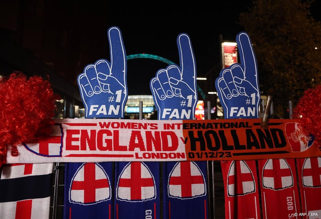 Allereerste Nederlands vrouwenelftal vormt erehaag op Wembley