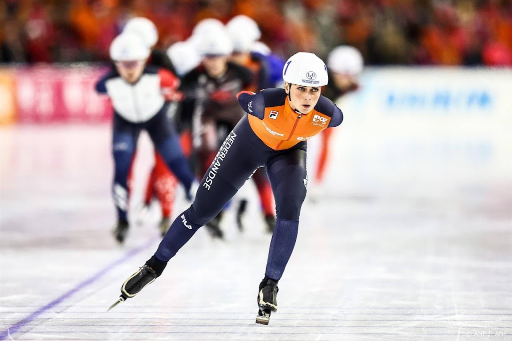 Schouten dubbelt peloton en wint massastart in Stavanger 