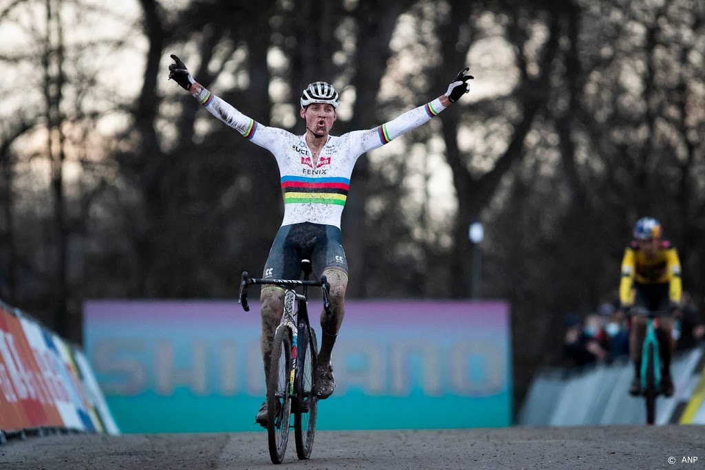 Van der Poel wint derde cross op rij