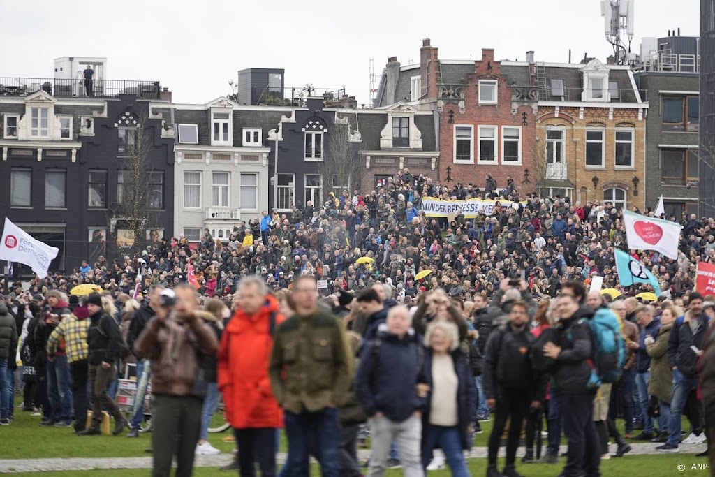 Paar duizend demonstranten lopen in stoet door Amsterdam