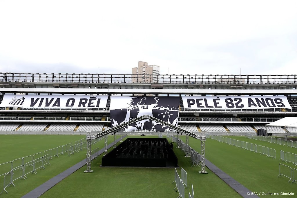 Lichaam Pelé aangekomen bij stadion Santos voor wake