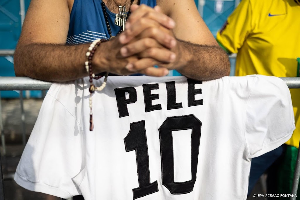 Duizenden fans bewijzen Pelé de laatste eer