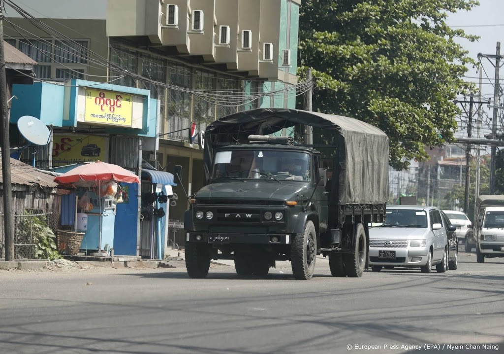 Luid protest in Yangon tegen militaire coup Myanmar