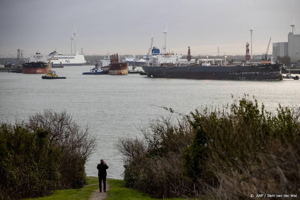 Kapitein en stuurman stuurloos geraakt schip weer vrij