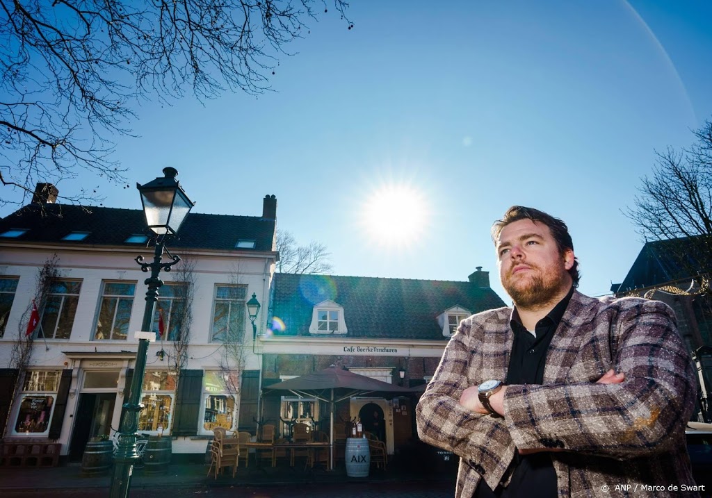 Voorman KHN-afdelingen bedient toch mensen op zijn terras