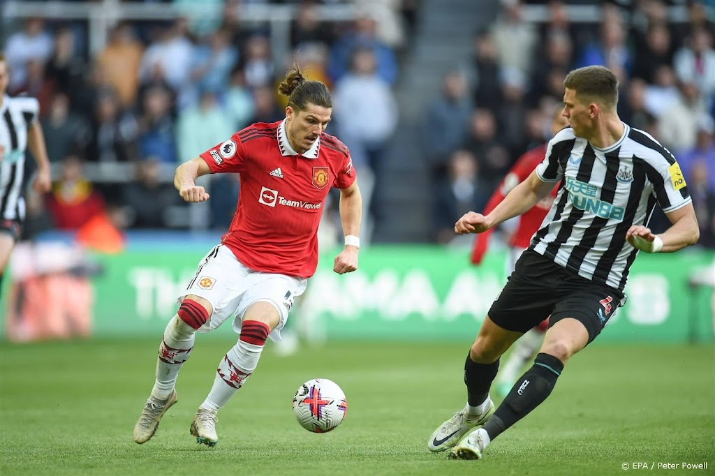 Newcastle verslaat Manchester United en neemt derde plaats over