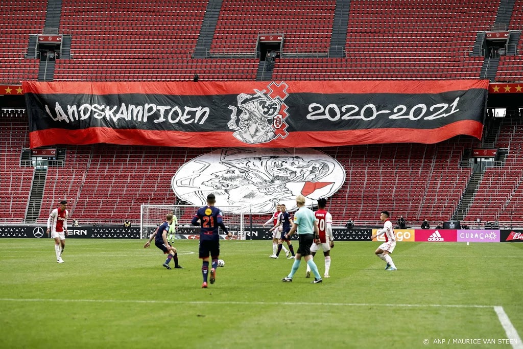 Ajax is kampioen na zege op FC Emmen (4-0)