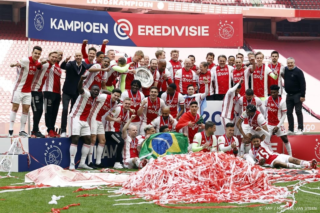 Ajacied Tadic neemt kampioensschaal in ontvangst